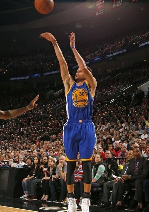 体育直击CBA：亚当斯伤退 青岛擒北京斩获四连胜