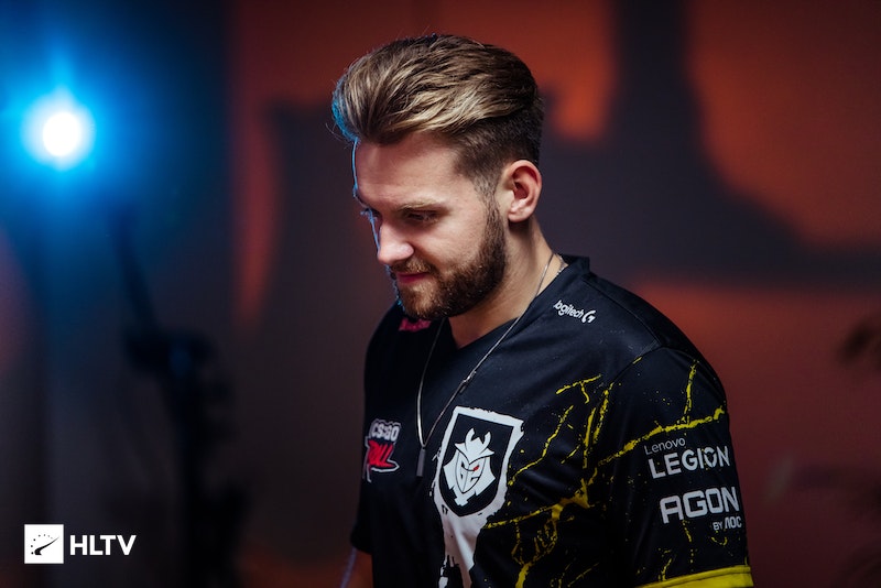 过步行广场 过步行广场